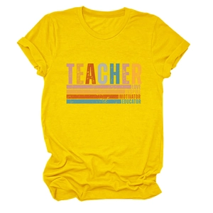 Détail du t-shirt jaune en coton avec imprimé rétro TEACHER LOVE INSPIRE