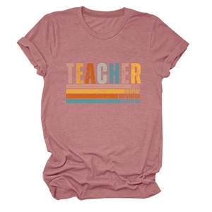 Détail de l'imprimé rétro Teacher Love Inspire sur le tissu du t-shirt rose poudré en coton