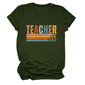 Détail du t-shirt enseignant vert armée montrant le tissu imprimé Love Inspire Educator
