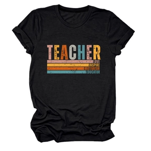 Détail de l'imprimé Teacher arc-en-ciel vintage sur un t-shirt noir à manches courtes