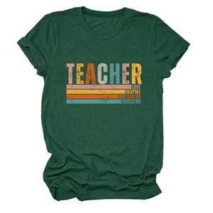T-shirt enseignant vert chiné avec rayures vintage colorées posé à plat sur fond blanc
