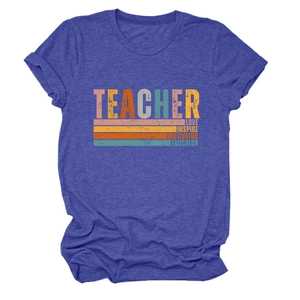Détail du t-shirt bleu chiné avec inscription Teacher Love Inspire vintage