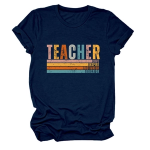 Détail du t-shirt bleu marine Teacher Love Inspire avec impression rétro sur le devant