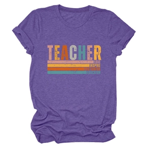 Gros plan sur l'imprimé vintage Teacher Love Inspire sur t-shirt en coton violet