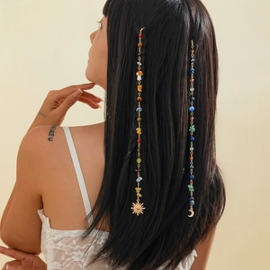 Cadena de pelo boho con cuentas de turquesa y colgantes de sol luna en pelo negro