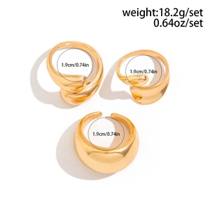 Détail macro de trois bagues dorées polies avec mesures du diamètre intérieur de 1,9 cm