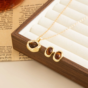 Vue macro d'une parure de bijoux dorés vintage avec pierres ambrées