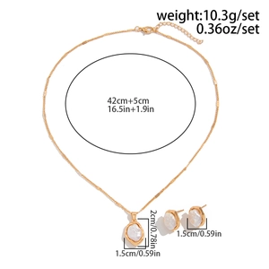 Détails de l'ensemble bijoux dorés avec perles, montrant les dimensions du collier et boucles