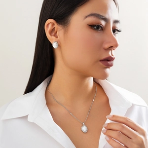 Parure élégante en argent avec collier en perles baroques et boucles d'oreilles