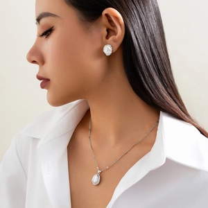 Parure de bijoux perles baroques avec collier argenté et boucles d'oreilles