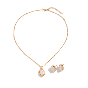Ensemble élégant collier et boucles d'oreilles dorés avec perles baroques et bordure métal