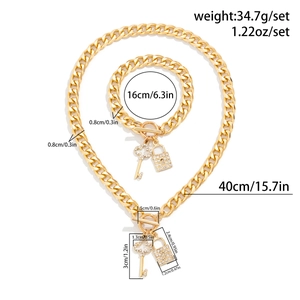 Detail van gouden Cubaanse ketting set met hart- en sleutelhangers en afmetingen
