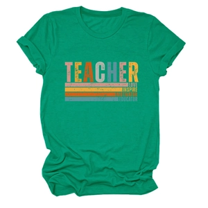 Détail du t-shirt en coton vert émeraude avec graphique TEACHER rétro et tissu doux