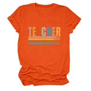 Détail du t-shirt en coton orange avec motif graphique vintage Love Inspire Teacher