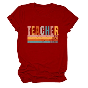 Détail du t-shirt rouge à col rond avec motif arc-en-ciel rétro TEACHER INSPIRE
