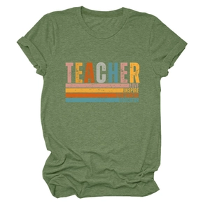 Gros plan sur l'imprimé vintage Teacher Love Inspire d'un t-shirt en coton vert foncé