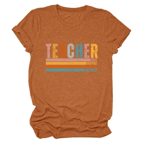Détail du t-shirt enseignant orange rouille avec lettrage rétro Love Inspire Motivate