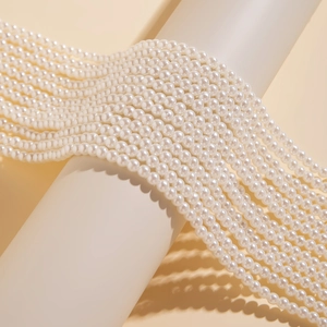 Detailopname van meerlaagse witte parelkettingen met hoge glans op een displaystandaard