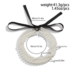 Detail van de gelaagde faux parelketting met afmetingen en zwart zijden lint