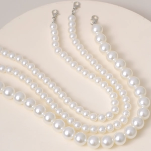 Detalle de collares de perlas bohemias de varias capas con cierres de langosta metálicos