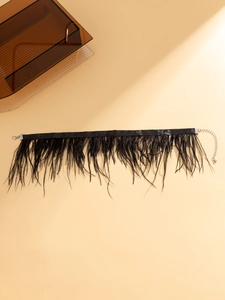 Détail d'un ras de cou en plumes noires fait main avec fermoir réglable argenté