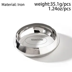 Detailansicht großer Metallohrring mit 8,5 cm Durchmesser und polierter Silberoberfläche