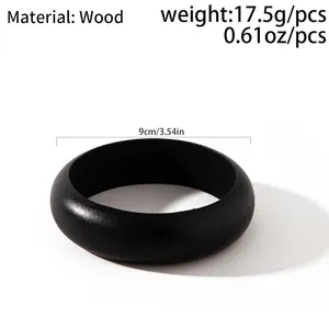 Nahaufnahme des minimalistischen schwarzen Holzarmbands mit Maserung und Matt-Finish