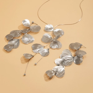 Détail du collier et des boucles d'oreilles feuilles de ginkgo avec texture pétales