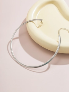Vue détaillée du collier choker argenté avec fermoir mousqueton et chaîne de réglage