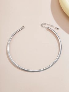 Gros plan du collier ras du cou argenté avec chaîne réglable et fermoir mousqueton chic