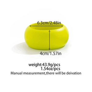 Detailansicht eines breiten Holzarmreifs mit 6,3 cm Durchmesser und 4 cm Höhe