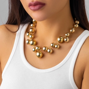 Opvallende gouden parelchoker met hoogglans spiegelafwerking gedragen door een model