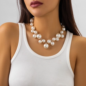 Elegante meerlaagse witte parelketting voor dames met parels van verschillende maten
