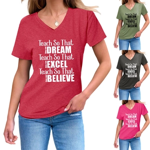 Gros plan de t-shirts col V avec slogans éducatifs motivants déclinés en quatre coloris