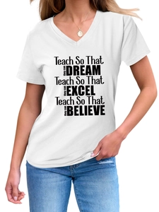 Détail du t-shirt blanc à col en V pour femme avec impression de texte noir