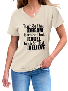Détail du t-shirt beige à col en V avec citation éducative imprimée en noir