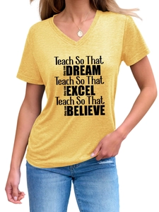 Détail du lettrage inspirant sur le t-shirt jaune moutarde avec col en V