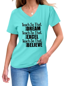 Gros plan d'un t-shirt col en V vert menthe avec imprimé inspirant pour enseignants