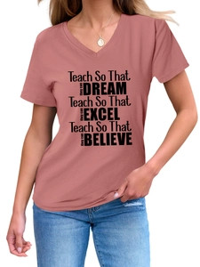 Détail d'un t-shirt à col en V et manches courtes rose poudré avec citations