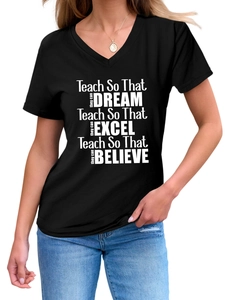 Gros plan du t-shirt noir col en V avec impression graphique blanche inspirante
