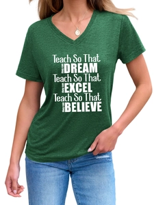Détail du t-shirt col V vert chiné avec slogan de motivation blanc imprimé pour femmes