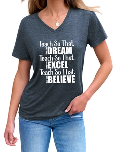 Détail du t-shirt gris foncé à col en V avec texte blanc imprimé et texture douce