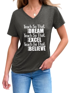 Détail du t-shirt gris à col en V montrant la texture du coton et le slogan imprimé blanc