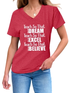 Détail du t-shirt rouge à col en V avec imprimé blanc et texture en coton doux