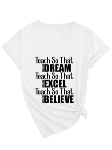 Détail d'un t-shirt blanc à col en V avec imprimé inspirant et nœud élégant à l'avant