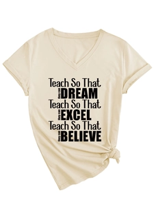 Détail du t-shirt col V avec impression de slogan motivant et nœud latéral à l'ourlet