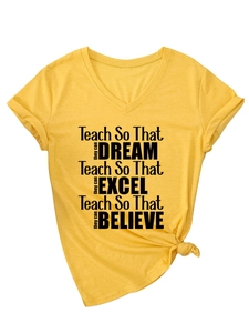 Détail du t-shirt jaune moutarde à col en V avec imprimé et nœud latéral élégant