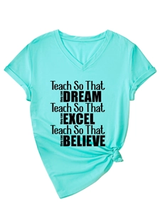 Détail du t-shirt vert menthe à col en V avec imprimé et nœud à l'ourlet avant