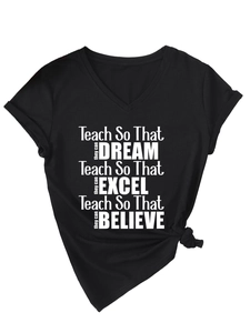 Détail du T-shirt en coton à col en V avec slogan et nœud latéral décoratif