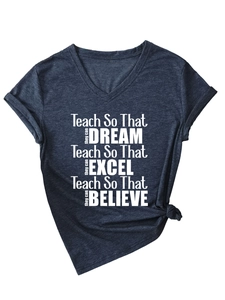 Détail du col en V et du texte de motivation imprimé sur le t-shirt bleu foncé